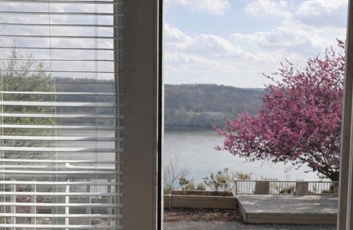 Leavenworth Apartment | Ohio River Room with a View