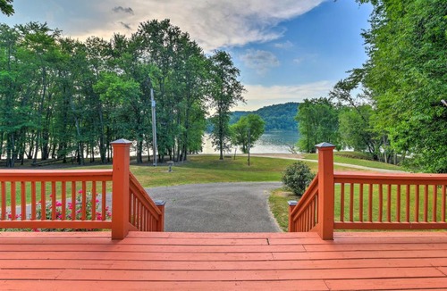 Battletown House | Ohio River Views: Home w/Fireplace & Deck!