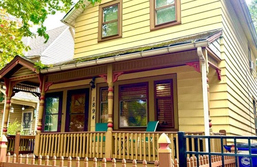 Detroit - Shoreway Apartment | OhioCity Apt Near-WestsideMarket,Flats,Rock Hall!