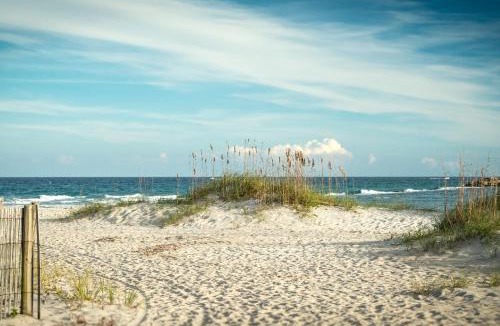 Ocean Isle Beach Apartment | OIB27 Top-Floor Oasis