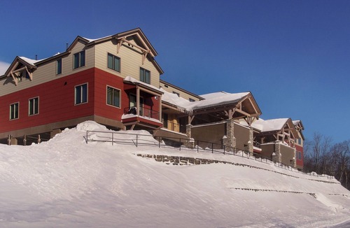 Ludlow Condo | Okemo Mountain 4BR Ski-In Condo | Sleeps 12!