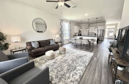 College Station House | Ol’ Army Escape - Beautiful & Spacious Retreat in Aggieland!