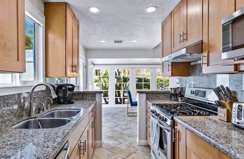 Warm Sands House | Old Blue Eyes – Palm Springs Home with Pool, Spa, Fire Pit & Privacy