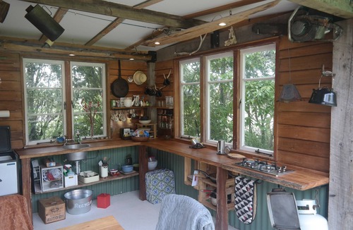 Rerewhakaaitu Cabin | Old Brett Rd Hut
