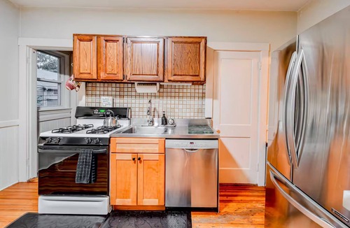 Brookline Apartment | Old Brookline Charm 5 min Longwood In-Unit Laundry