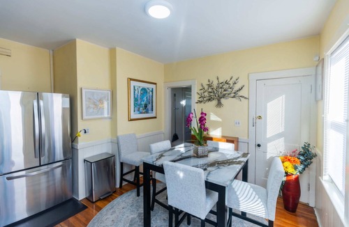 Brookline Apartment | Old Brookline Charm 5 min Longwood In-Unit Laundry