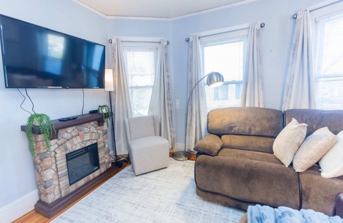 Brookline Apartment | Old Brookline Charm 5 min Longwood In-Unit Laundry