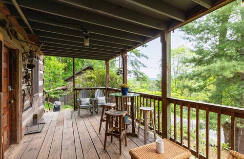 Lake Junaluska Cabin | Old Chestnut Cabin; walk to Lake Junaluska