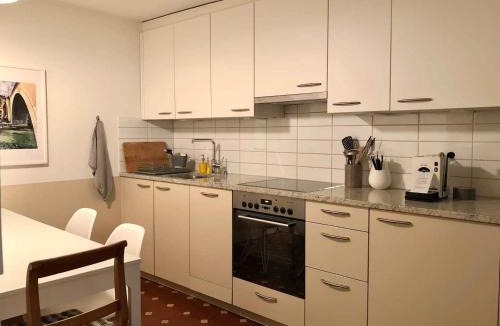 Old City of Bern Apartment | Old City Gem-Very Comfy Bed-Bakery Downstairs