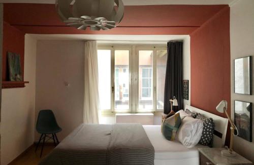 Old City of Bern Apartment | Old City Gem-Very Comfy Bed-Bakery Downstairs