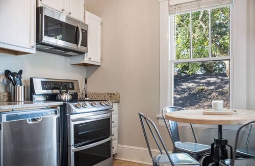Hannon Park Apartment | Old Dauphin Way Historic Home - Unit 2