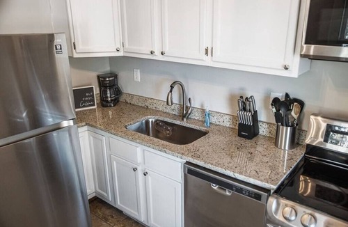 Hannon Park Apartment | Old Dauphin Way Historic Home - Unit 2