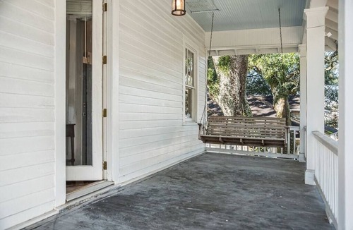 Hannon Park Apartment | Old Dauphin Way Historic Home - Unit 2
