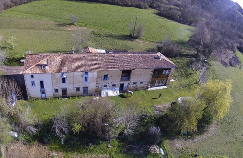 Baulou House | Old farmhouse in the middle of fields near a greenway