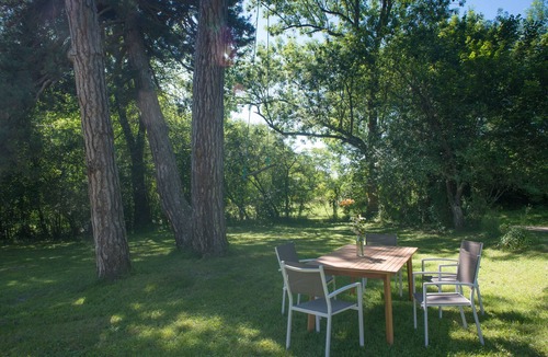 Baulou House | Old farmhouse in the middle of fields near a greenway