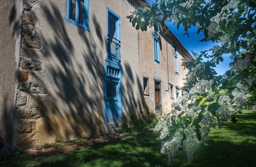 Baulou House | Old farmhouse in the middle of fields near a greenway