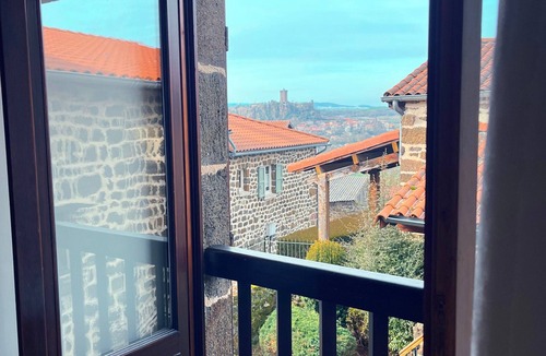 Polignac Cottage | Old farmhouse with stunning views - 4 guests