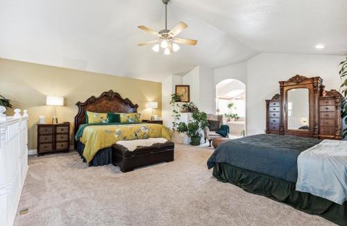 Folsom House | ¤ Old Folsom La Boheme Artist Retreat + Jacuzzi ¤