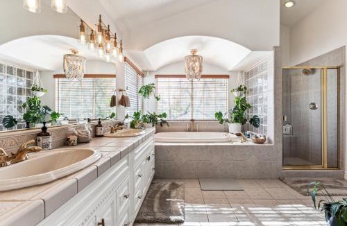 Folsom House | ¤ Old Folsom La Boheme Artist Retreat + Jacuzzi ¤