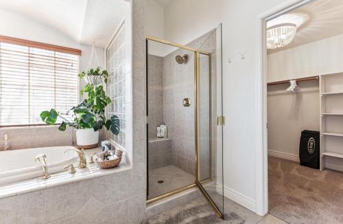 Folsom House | ¤ Old Folsom La Boheme Artist Retreat + Jacuzzi ¤