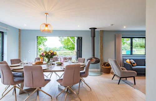 Ashford House | Old Harrow Barn by Bloom Stays