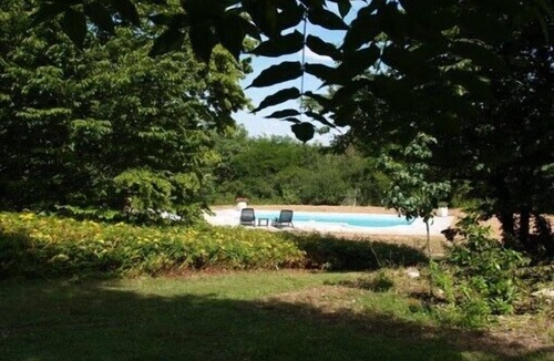 La Boissiere-d’Ans Cottage | Old house with exposed beams, 9x4 pool. 5m