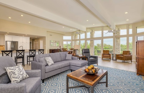 Lakeway House | ﻿Old Lakeway with Lake View and Swim Spa. 30 Day Minimum.