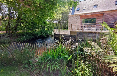 Ploneour-Lanvern House | Old mill with spa in an exceptional setting