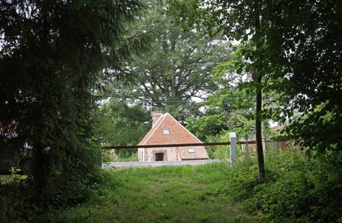 Marchainville Cottage | Old mill with terrace and pets allowed
