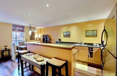 Chinatown Apartment | Old Montreal, lovely quiet location