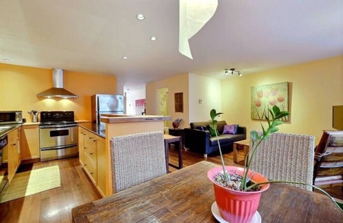 Chinatown Apartment | Old Montreal, lovely quiet location