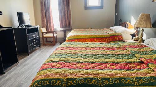 Bath Hotel | Old National Hotel