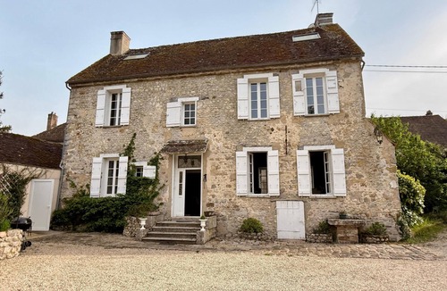 Nanteau-sur-Lunain House | Old Presbytery on the waterfront - pets welcome!