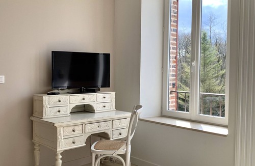 Villeneuve-sur-Yonne House | Old renovated tile in the forest