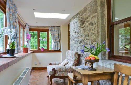 Dollar House | Old Stones