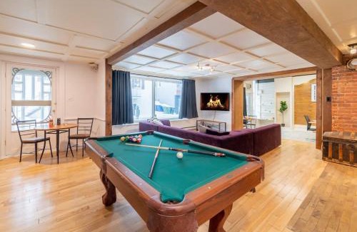 Ste Anne de Beaupre House | Old-Time Charm - 12 Guests - Billiards & Hot Tub