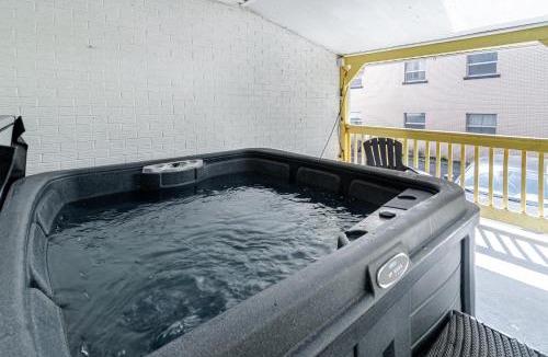 Ste Anne de Beaupre House | Old-Time Charm - 12 Guests - Billiards & Hot Tub