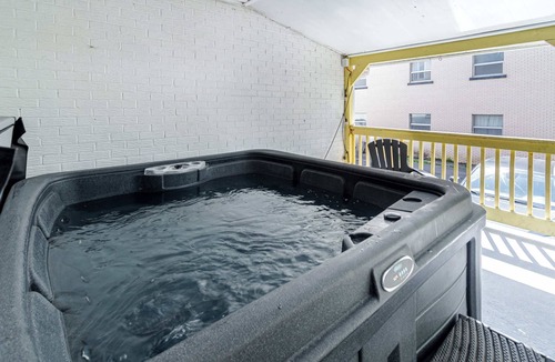 Ste Anne de Beaupre House | Old-Time Charm | 12 Guests | Billiards & Hot Tub