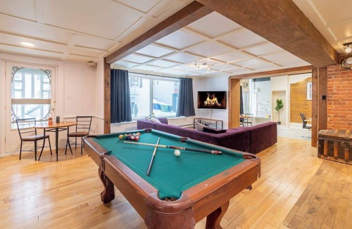 Ste Anne de Beaupre House | Old-Time Charm | 12 Guests | Billiards & Hot Tub