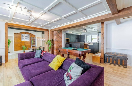 Ste Anne de Beaupre House | Old-Time Charm | 12 Guests | Billiards & Hot Tub