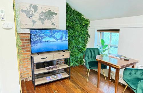 Old Town Alexandria Apartment | OLD TOWN Nature Oasis Block 2 King 99 Walk Score