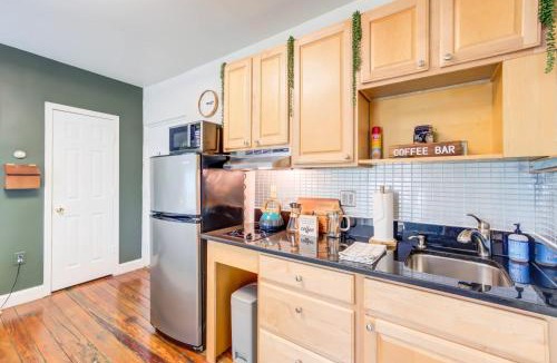 Old Town Alexandria Apartment | OLD TOWN Nature Oasis Block 2 King 99 Walk Score