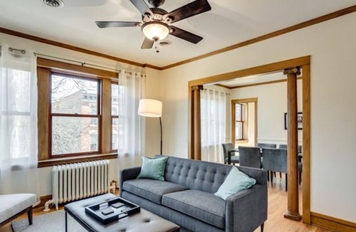 Old Town Triangle Condo | Old town vintage 2 bedroom