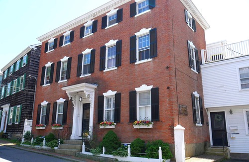 Marblehead Condo | Old town, walk everywhere, 1 mi from beach
