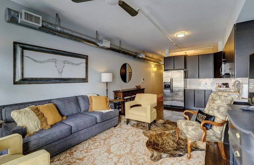 Historic District - North Apartment | Old Towne Loft on Broughton -Steps to Everything!