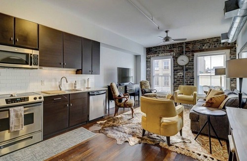 Historic District - North Apartment | Old Towne Loft on Broughton -Steps to Everything!
