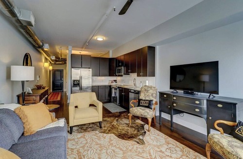 Historic District - North Apartment | Old Towne Loft on Broughton -Steps to Everything!