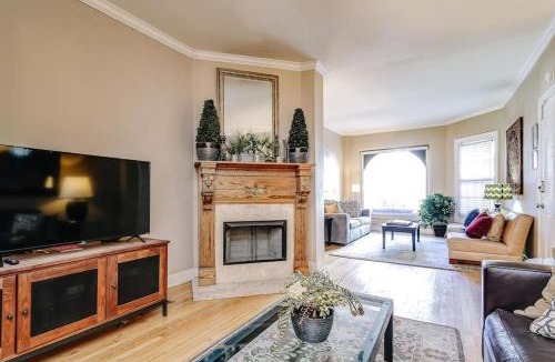 Gold Coast Apartment | Old-World Classic Building Downtown