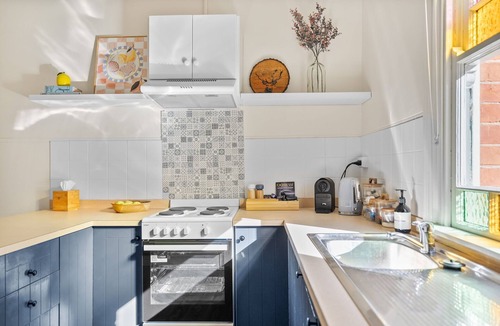 Bathurst House | Olde' Haven - Federation Charm close to CBD