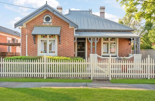 Bathurst House | Olde' Haven - Federation Charm close to CBD